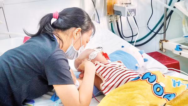 Một ca tay chân miệng đang điều trị nội trú tại Bệnh viện Nhi đồng 2. (Ảnh: KHANG ANH)