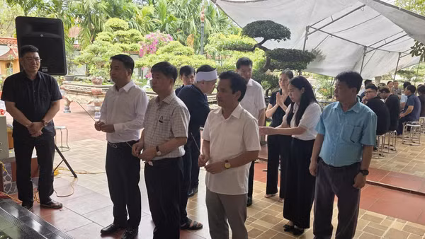 Đoàn công tác Bộ Y tế, gồm đại diện Cục Bà mẹ và Trẻ em và Quỹ Bảo trợ trẻ em Việt Nam đã đến thắp hương tưởng niệm các em nhỏ không may tử vong do đuối nước.