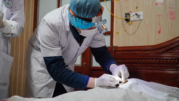 Kỹ thuật viên thực hiện lấy giác mạc của người hiến. 