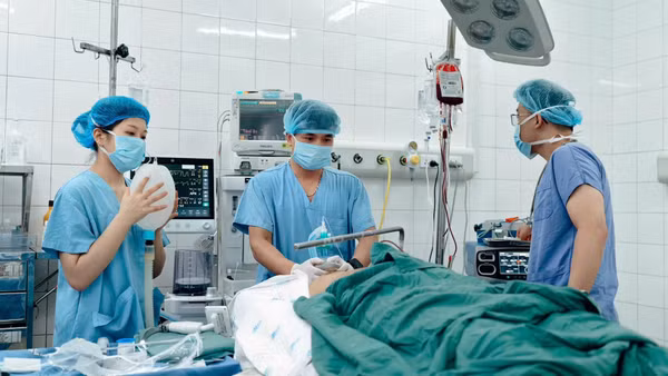 Người bệnh D.D.M (54 tuổi, Thái Nguyên) nhập viện trong tình trạng gãy hở độ IIIA xương cánh tay trái và hai xương cẳng tay trái.