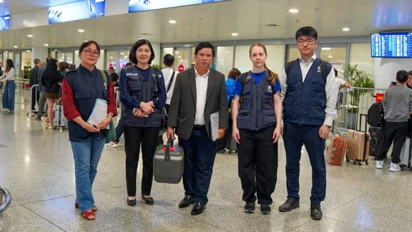 Thuốc giải độc botulinum ngay lập tức được bàn giao cho đại diện của Sở Y tế Đà Nẵng. Bác sĩ Phạm Hồng Hà, Phó Trưởng phòng Quản lý Dược, người đã chờ sẵn tại sân bay Nội Bài cùng nhóm WHO Việt Nam. Sau đó, thuốc giải độc được vận chuyển nhanh nhất đến bệnh viện ở Đà Nẵng.