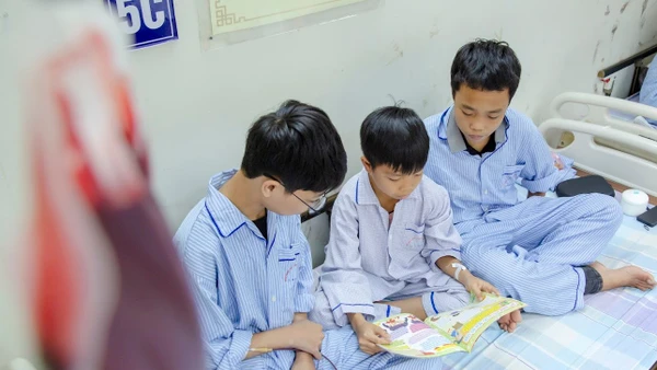 Hai anh em cậu bé dân tộc Thái chỉ mong sớm được truyền đủ máu để về ăn Tết.