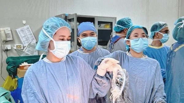 Bác sĩ can thiệp cho người bệnh. 