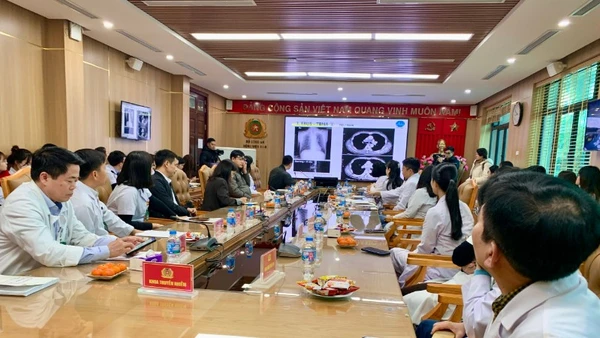 Tiến sĩ, bác sĩ Masao Hashimoto đang chia sẻ kỹ thuật nội soi siêu âm phế quản cho các bác sĩ Bệnh viện 19-8.