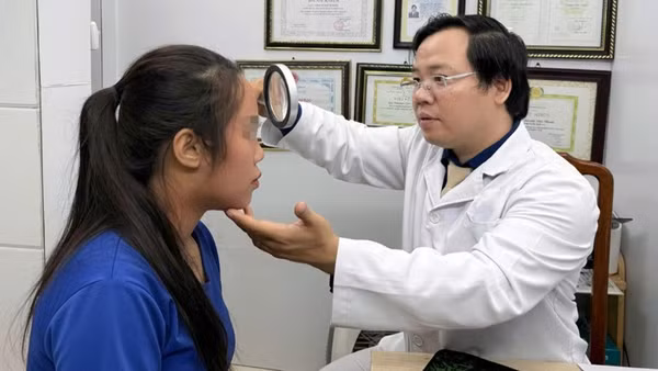 Bác sĩ Nguyễn Tiến Thành khám cho bệnh nhân. (Ảnh minh họa)