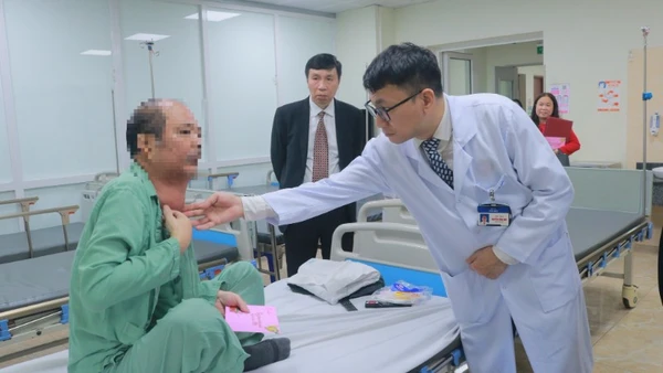 Tiến sĩ, bác sĩ Nguyễn Công Hựu, Giám đốc Bệnh viện E thăm hỏi người bệnh vào đêm giao thừa.