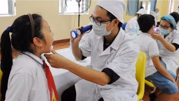 Khám sức khỏe định kỳ cho học sinh tại Trường tiểu học Lê Quý Đôn, Hà Nội. (Ảnh: TRẦN HẢI)