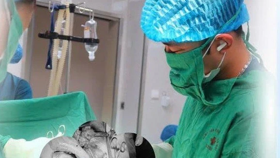 Các bác sĩ Bệnh viện Phụ Sản Hà Nội đã triển khai kịp thời ca cấp cứu, bảo toàn tính mạng mẹ và con.