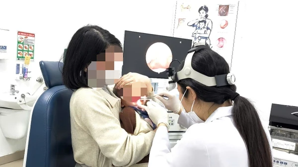 Bệnh nhi là bé trai A.Q, 12 tháng tuổi, ở Hà Nội, bị hóc một chiếc ghim tất bằng kim loại vào vùng họng miệng bên phải, phía sau khoang miệng.