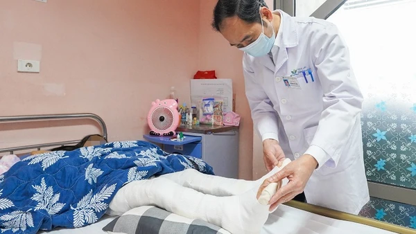 Tiến sĩ, bác sĩ Hoàng Hải Đức, Trưởng khoa Chỉnh hình thăm khám cho bệnh nhi sau phẫu thuật.