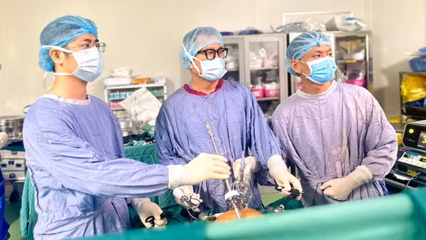 Bác sĩ can thiệp cho bệnh nhân. 