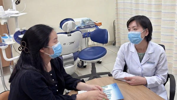 Bác sĩ Bản tư vấn cho người bệnh.