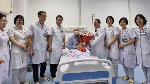 Lãnh đạo Bệnh viện 19-8 chúc mừng bệnh nhân ra viện. 