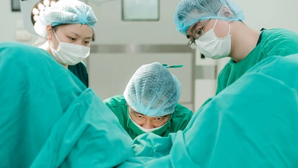 Bác sĩ phẫu thuật cho bệnh nhân. 