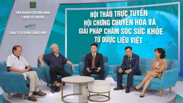 Đại tá, Tiến sĩ, bác sĩ Lê Quang Minh (thứ 2 từ trái qua), Viện trưởng Viện Ứng dụng Y dược cổ truyền tại hội thảo trực tuyến. 