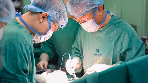 Bác sĩ phẫu thuật loại bỏ khối u cho người bệnh.