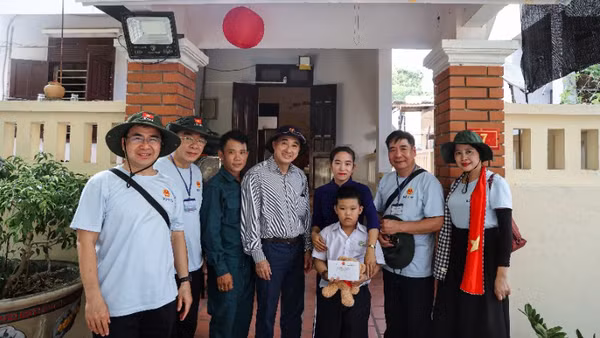Thứ trưởng Y tế Trần Văn Thuấn tặng quà cho người dân.