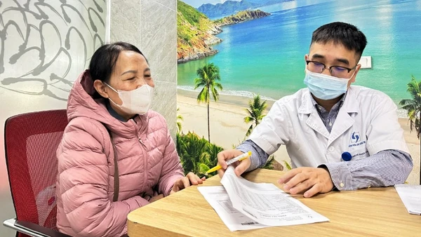 Bác sĩ khám và tư vấn cho người bệnh.