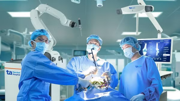 Bác sĩ phẫu thuật thay khớp gối nhân tạo cho người bệnh bằng Robot CUVIS-Joint thế hệ mới đầu tiên tại Việt Nam.
