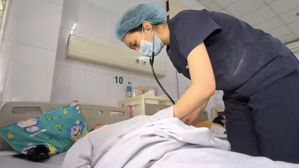 Bệnh nhân nằm điều trị tại Bệnh viện Bệnh Nhiệt đới Trung ương.