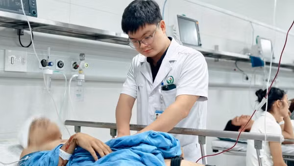 Bệnh nhân nằm cấp cứu tại Bệnh viện Hữu nghị Việt Đức.