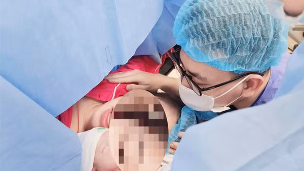 Gia đình sản phụ hạnh phúc chào đón con. 