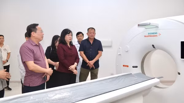 Bộ trưởng Y tế yêu cầu bệnh viện tiếp tục rà soát kỹ lưỡng các phương án vận hành, bảo đảm mọi quy trình được thực hiện an toàn, thông suốt, lấy người bệnh làm trung tâm.