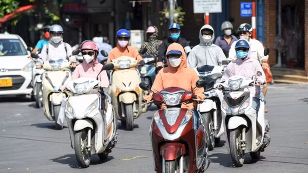 Người dân cần hạn chế hoạt động ngoài trời trong khung giờ nắng đỉnh điểm từ 11-15 giờ. (Ảnh: THÀNH ĐẠT)