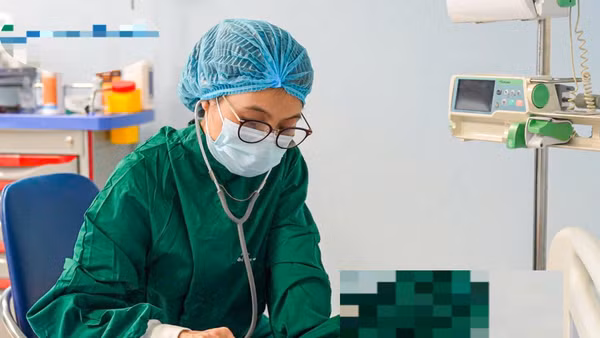 Bệnh nhi được chăm sóc và theo dõi sát sao trong quá trình sau ghép.