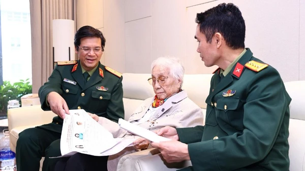 Nguyên Phó Chủ tịch nước Nguyễn Thị Bình bỏ phiếu tại điểm bầu cử số 32, Bệnh viện Trung ương Quân đội 108.