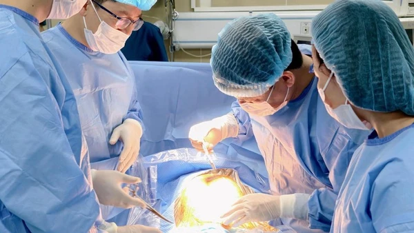 Các bác sĩ mổ lấy thai cho sản phụ. 