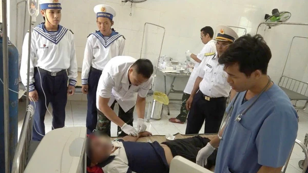 Các bác sĩ, điều dưỡng tại Bệnh xá đảo Song Tử Tây cấp cứu cho bệnh nhân.