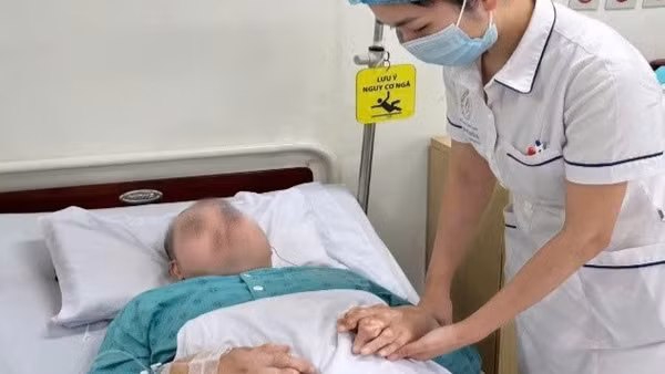 Bệnh nhân nam 34 tuổi nhập viện trong tình trạng nguy kịch do nhiễm khuẩn huyết nặng.