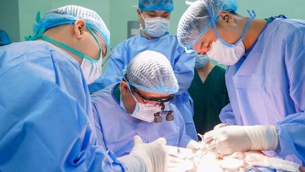 Bác sĩ chuyên khoa II Lê Nam Thắng – Trưởng khoa Ngoại Thần kinh, Phó Giám đốc Trung tâm Thần kinh cùng ekip đã thực hiện cuộc phẫu thuật cho bệnh nhi.
