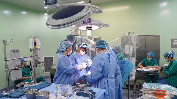 Ê-kíp phẫu thuật cho bệnh nhi.