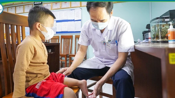 Tiến sĩ, bác sĩ Hoàng Hải Đức – Trưởng Khoa Chỉnh hình, Bệnh viện Nhi Trung ương, thăm khám cho bệnh nhi sau ca phẫu thuật xoay cẳng chân 180 độ.