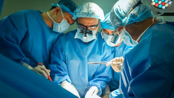 Ba cuộc đời hồi sinh từ tạng hiến của cô gái người Anh.