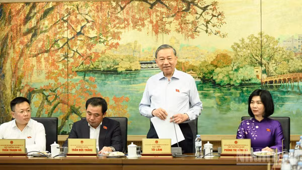 Tổng Bí thư, Chủ tịch nước Tô Lâm nhấn mạnh, việc sửa đổi Luật Thủ đô lần này không chỉ đơn thuần là việc hoàn thiện một đạo luật cụ thể, mà là cơ hội thực chất, bước đi có ý nghĩa chiến lược nhằm kiến tạo một mô hình thể chế phát triển mới cho Thủ đô Hà Nội. (Ảnh: DUY LINH)