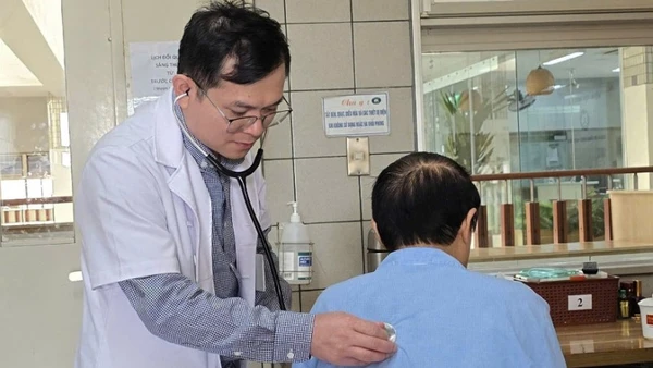 Tiến sĩ, bác sĩ Ngô Gia Khánh thăm khám cho người bệnh đang điều trị tại Khoa Phẫu thuật lồng ngực và mạch máu.