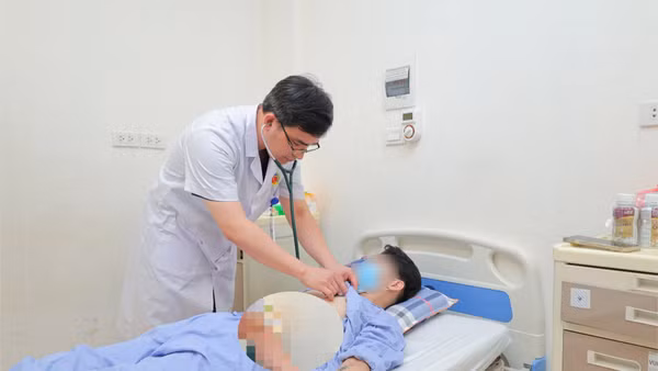 Bác sĩ khám lại cho người bệnh.