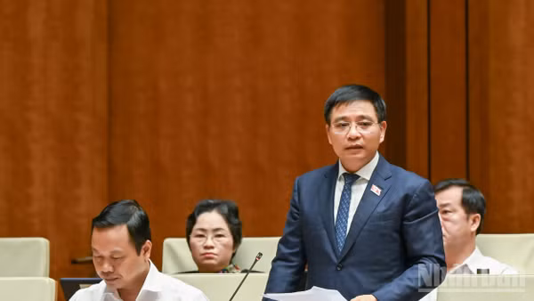 Phó Thủ tướng Chính phủ Nguyễn Văn Thắng giải trình trước Quốc hội sáng 21/4. (Ảnh: THỦY NGUYÊN)