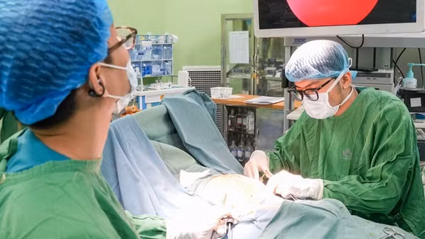 Bác sĩ can thiệp phẫu thuật cho bệnh nhi. 