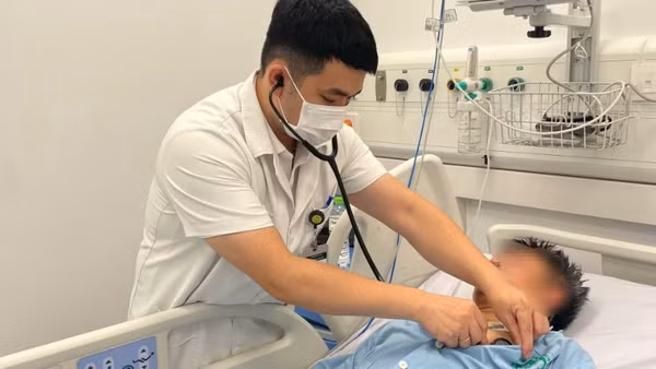 Một trường hợp ngộ độc nằm điều trị tại Bệnh viện Bạch Mai. (Ảnh: Bệnh viện cung cấp)
