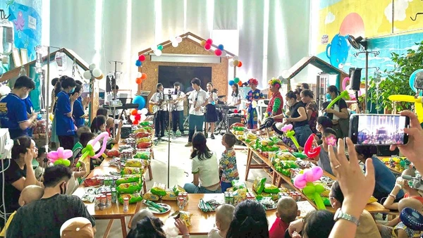 Tiệc sinh nhật cho bệnh nhi tại Bệnh viện Nhi Trung ương. 