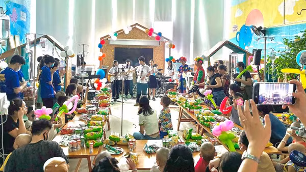 Tiệc sinh nhật cho bệnh nhi tại Bệnh viện Nhi Trung ương. 