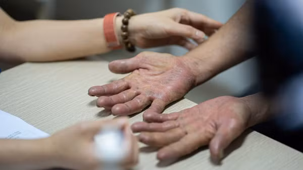 Bác sĩ khám cho người bệnh.