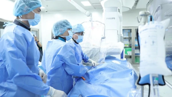 Thực hiện cấy máy tạo nhịp không dây thế hệ mới cho bệnh nhân.