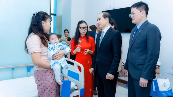 Điểm nổi bật của Trung tâm là áp dụng mô hình điều trị toàn diện, liên chuyên khoa, theo dõi xuyên suốt từ giai đoạn sơ sinh đến khi trưởng thành.