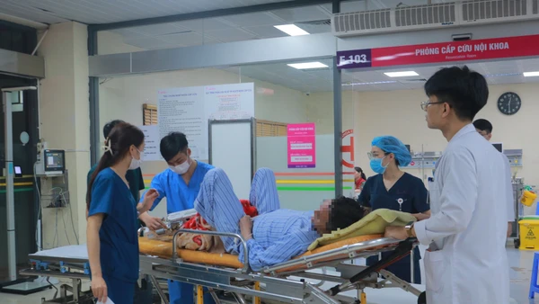 Các bác sĩ Khoa Cấp cứu căng mình trực đêm giao thừa.