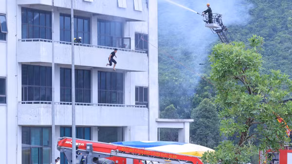 Tình huống lực lượng phòng cháy chữa cháy, cứu hộ cứu nạn và trực thăng sơ tán người mắc kẹt tại Tòa Tháp đôi. 
